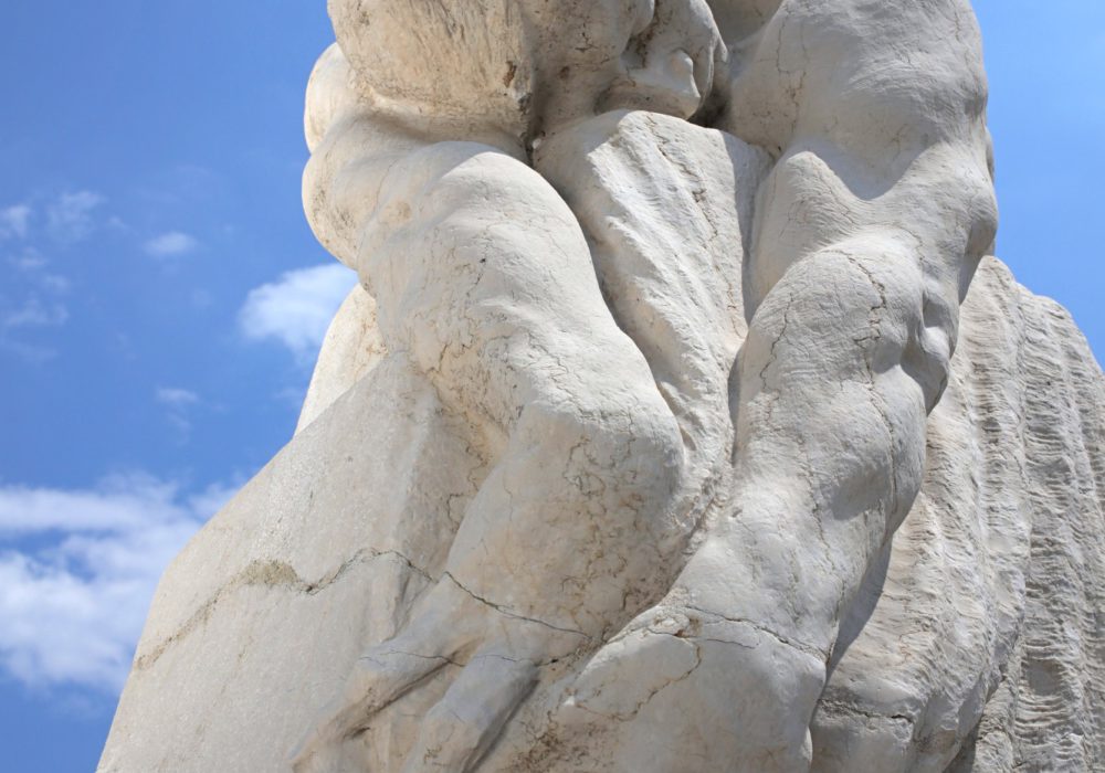 Particolare del monumento ai Caduti di Ragoli.